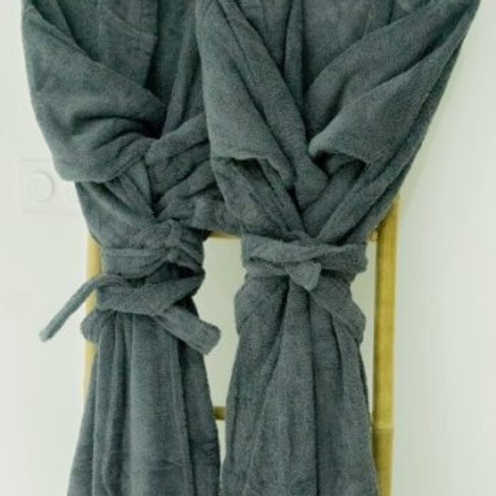 Peignoir et chausson jetable à disposition