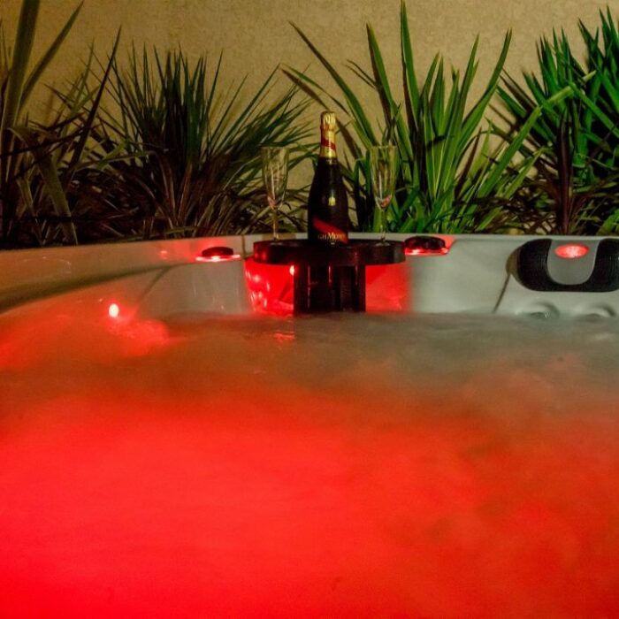 Jacuzzi en marche sur fond rouge