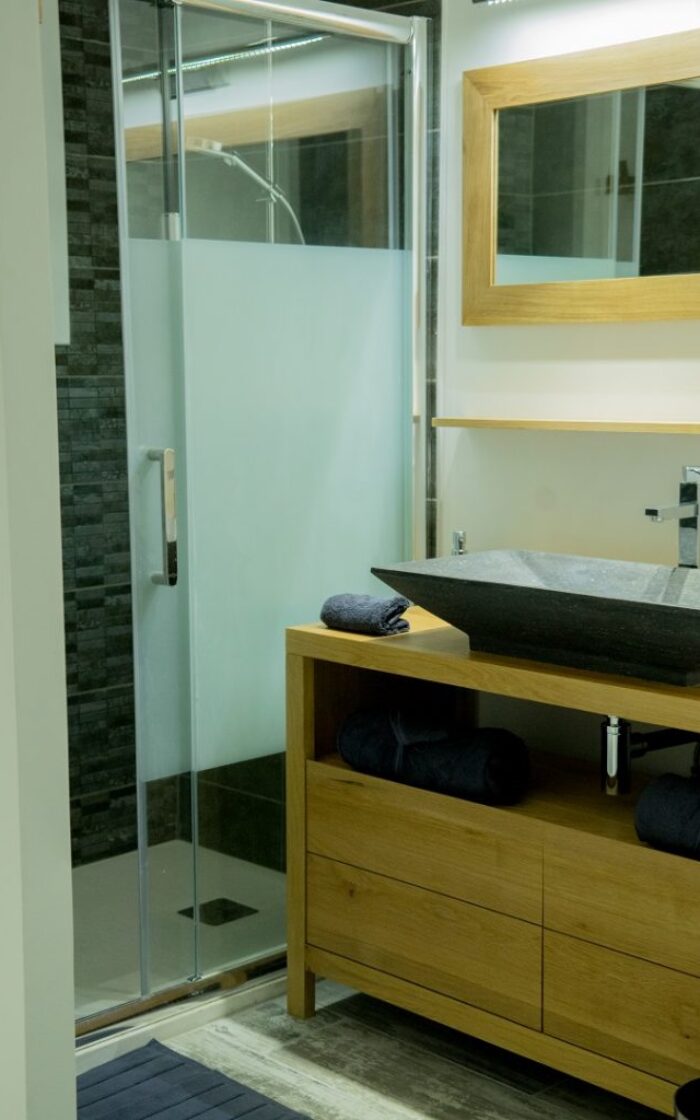 Salle de bain avec douche